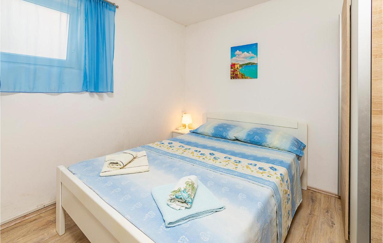 1 Bedroom Lovely In Apartment