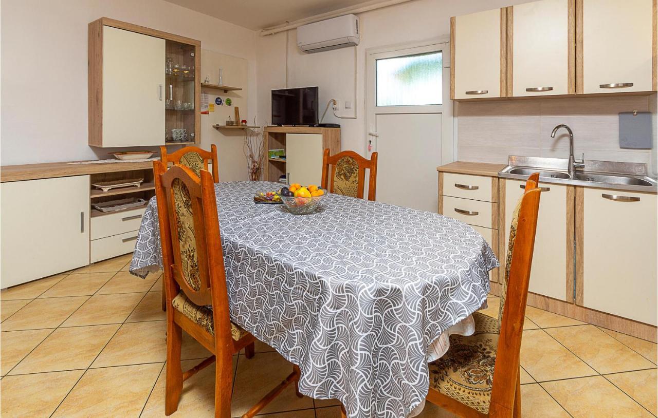 Apartment 1 Bedroom Lovely In *