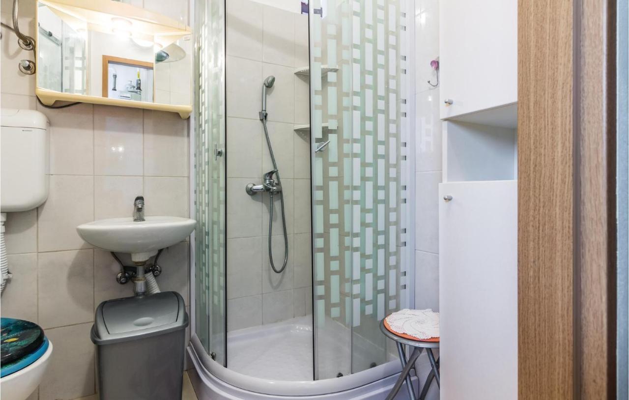 1 Bedroom Lovely In Apartment