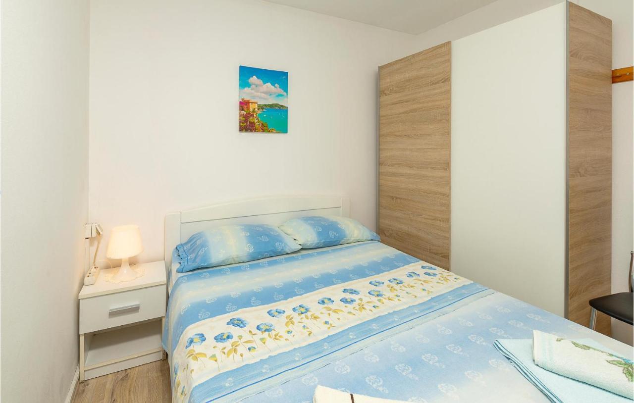 1 Bedroom Lovely In Apartment